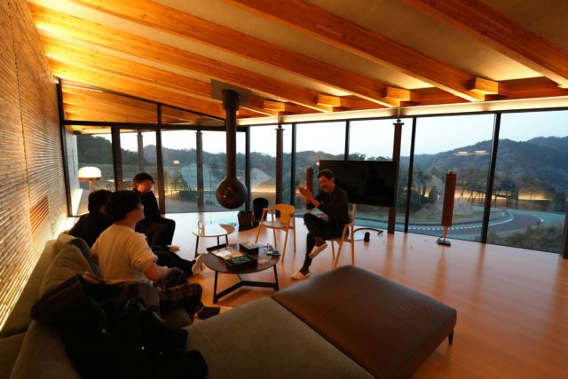 弊社代表が、THE MAGARIGAWA CLUBで初開催されたレーシングカートを正会員様やビジネスパートナーと共に走って来ました。

施設内にある１番広いお部屋に前泊し、同じく施設内のレストランで夕食後、温泉に浸かったり施設内に設置されているシミュレーターで事前トレーニング。

プライベートで快適なお部屋内でお仕事のMTGも行いました。

THE MAGARIGAWA CLUBは自動車用のコースなので、普通のカート場とは異なり道幅も広く安全！
この日のトップタイムを出せましたので面目は保ちつつ、仲間へ走行ポイントをお伝えさせて頂きました。

#スーパーカー
#ガレージ
#ガレージライフ
#イマーシブガレージ
#高級賃貸ガレージハウス
#高級賃貸ガレージ
#themagarigawaclub
#千葉
#南房総
#館山
#モータースポーツ
#アウトドア
#マリンスポーツ
#ゴルフ
#別荘