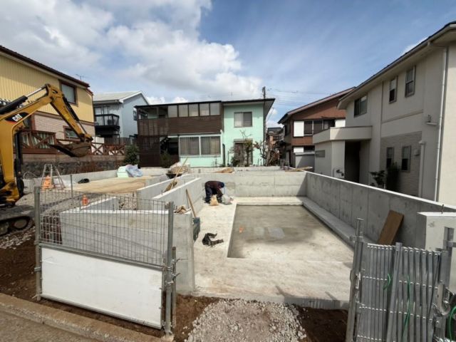 横浜エリア初の【incell 横浜保土ヶ谷】の基礎工事が始まりました！
日当たりも抜群な同物件は、傾斜地に立地している為かなり基礎が高く迫力があります。

inCELL物件としては2棟目になる上下二段リフトをB号室に完備。完成が楽しみです！

https://infist-incell.com/list/hodogaya/

#スーパーカー
#ガレージ
#ガレージライフ
#イマーシブガレージ
#高級賃貸ガレージハウス
#高級賃貸ガレージ
#横浜
#保土ヶ谷